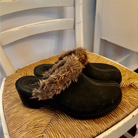 Crocs Cobbler Fuzz Clogs W Size 8, cottagecore, festival, boho - Picture 2 of 5